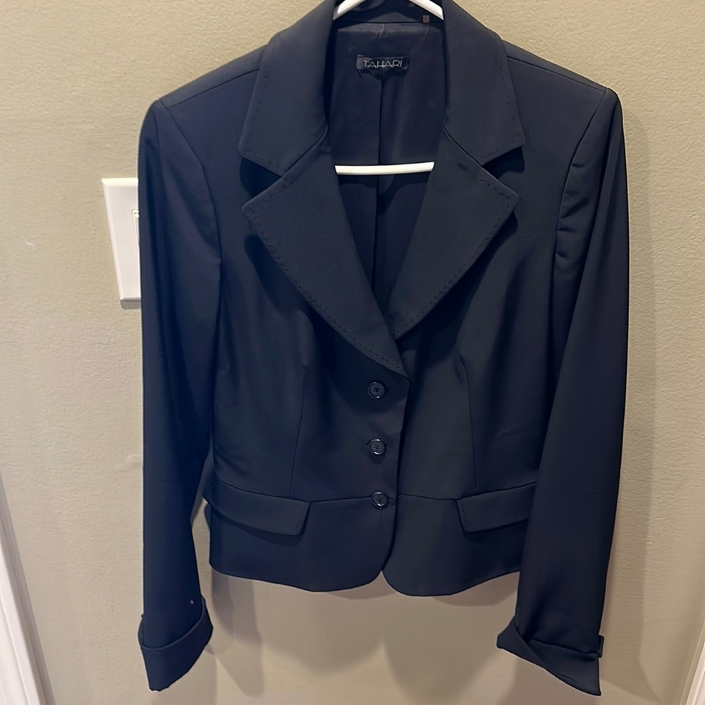 EUC Tahari Solid Black blazer jacket size 10 slick cool material